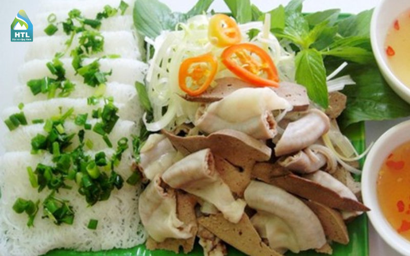 Sáng sớm Diêu Trì, đĩa bánh hỏi lòng heo thơm nghi ngút – hương quê nhà nằm gọn trên chiếc mẹt tre mộc mạc