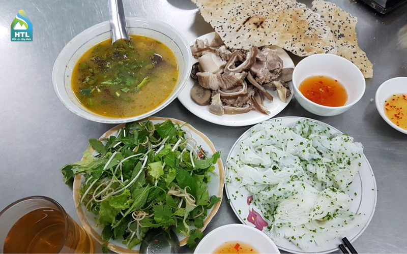 Bánh hỏi mỏng tang như tơ, thấm mỡ hành, ăn kèm lòng heo nóng hổi và chén nước mắm tỏi ớt – tưởng đơn giản mà đậm đà đến nao lòng.