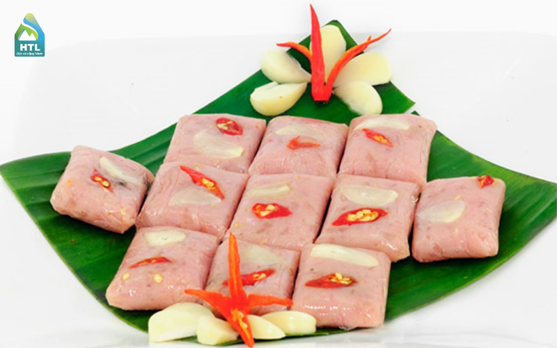Nem Chợ Huyện được ủ vừa đủ độ chua, ăn kèm tỏi sống hoặc tương ớt là “chuẩn vị Bình Định”, đơn giản nhưng gây thương nhớ.