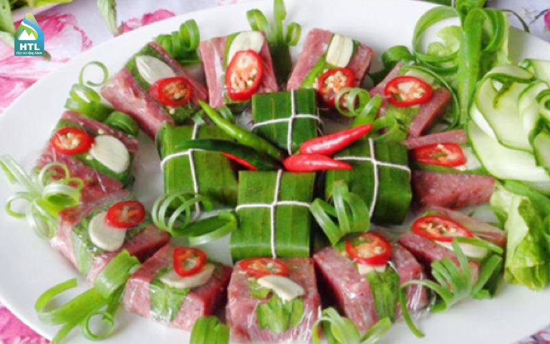 Những chiếc nem nhỏ nhắn nhưng đậm đà hương vị – một sự kết hợp hài hòa giữa thịt heo lên men, tiêu hột, tỏi và vị chan chát của lá ổi.
