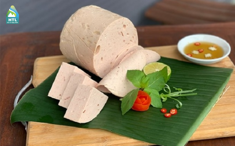 Chả lụa – mềm, thơm, dai vừa đủ. Nhìn thôi đã muốn ăn liền.