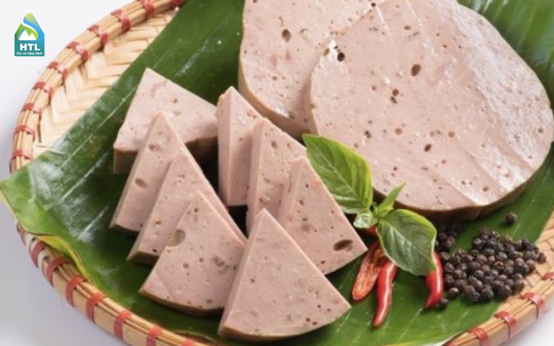 Miếng chả mềm, không bở. Gói ghém bao nhiêu là tình quê.